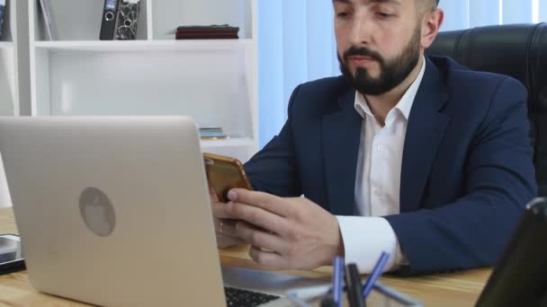 Manager van de onderneming SMS in het kantoor — Stockvideo