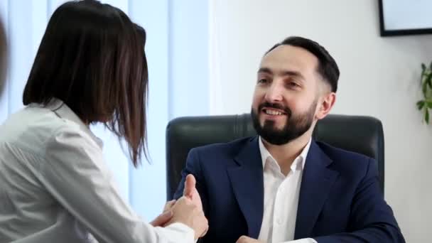 Hombre de negocios explicando algo a una mujer con una tableta digital en una oficina — Vídeo de stock