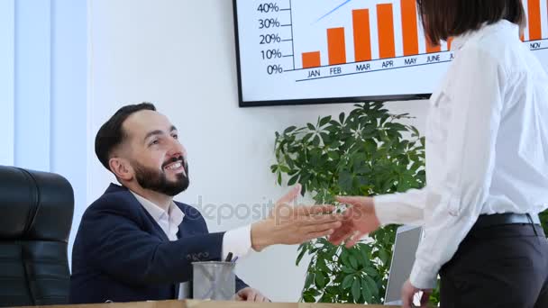 Gente de negocios en la oficina trabajando en tabletas — Vídeo de stock