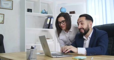 Ofiste çalışan iki başarılı iş ortağının görüntüsü