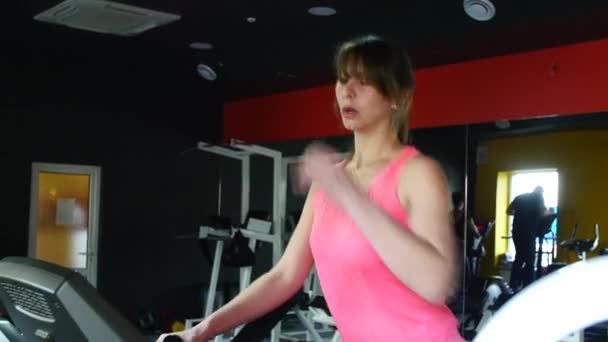 Femme courant sur tapis roulant dans la salle de gym — Video