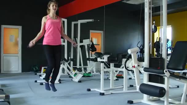 Молодая спортсменка работает на фитнес в тренажерном зале с скакалкой и здоровой рутины — стоковое видео