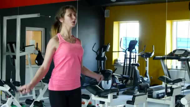 Mujer atlética joven trabajando en fitness en gimnasio con cuerda de salto y rutina saludable — Vídeo de stock