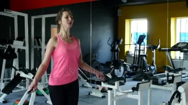 İp atlama ve sağlıklı rutin ile spor salonunda fitness üzerinde çalışan genç atletik kadın