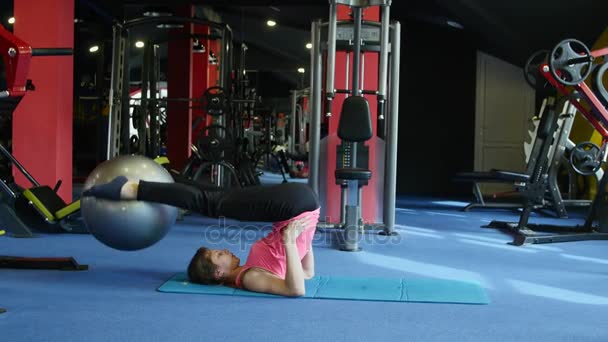 Joven mujer feliz haciendo ejercicio físico con fitness-ball, Gimnasio — Vídeos de Stock