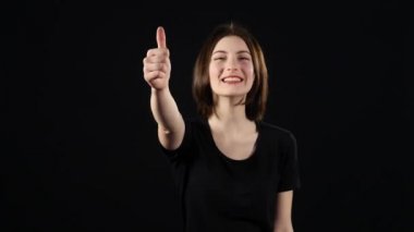 Güzel bir genç kadın gülümseyerek ve gösterilen Yaşasın
