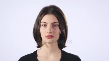 Beyaz arka plan üzerinde kameraya bakarak çok sürpriz bir yüz olan güzel kadın