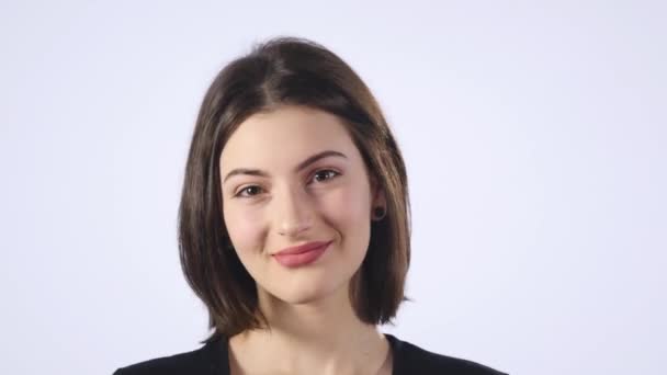 Portret van de close-up van de mooie vrouw die lacht geïsoleerd op witte achtergrond — Stockvideo