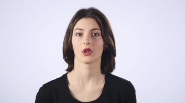 Kadın beyaz arka plan ağır çekim üzerinde yere-heyecanlı. Çok mutlu bir hayat zevk genç bayan