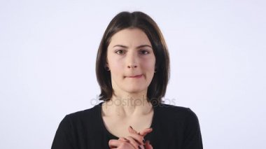güzel kız gergin ve dudaklar, beyaz bir arka plan üzerinde izole studio fotoğraf ısırıkları