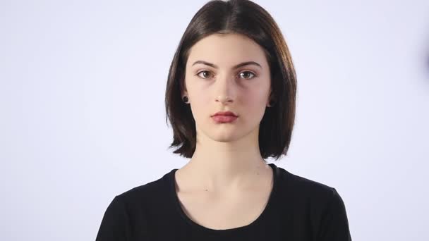 Vyděšená mladá žena izolovaných na bílém — Stock video