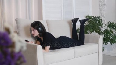 Çekici kız yalan ifade etmek ve onun hareket eden aygıt içinde müzik dinler, kulaklık takılı inç bir dudak senkronizasyon yapıyor ve melodi için hamle olduğunu