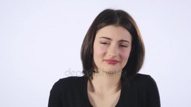 Genç kadın yapma işareti bilmiyorum beyaz arka plan üzerinde