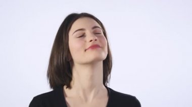 Güzel kız gözleriyle zevk kapalı, kafasını tutarak. Model poz. Çok çekici