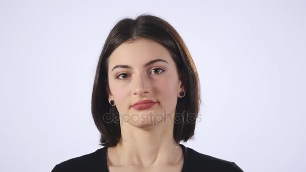 Smutne, młoda kobieta, wzdychając z rozczarowaniem stojący na białym tle — Wideo stockowe