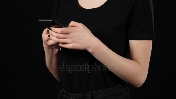 Mano femenina usando un teléfono inteligente, concepto de redes sociales — Vídeos de Stock