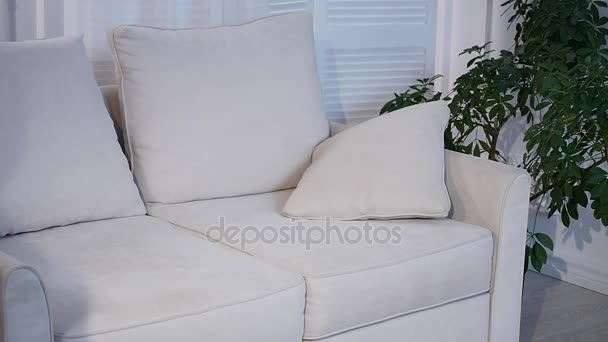 Красива молода жінка лежить на дивані під ковдрою вдома — стокове відео