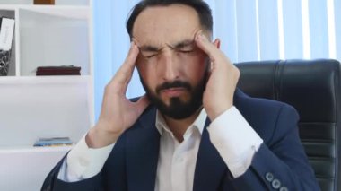 Genç işadamı gece ofis, çalışma sırasında baş ağrısına sahip