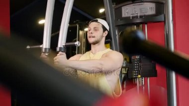 Eller yukarı pompalama spor salonunda vücut geliştirmeci adam yakın çekim