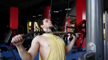 Adam yukarı çekerek bir spor salonunda