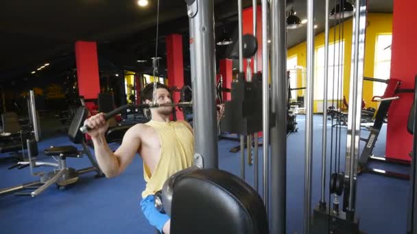 Man omhoog te trekken in een sportschool — Stockvideo