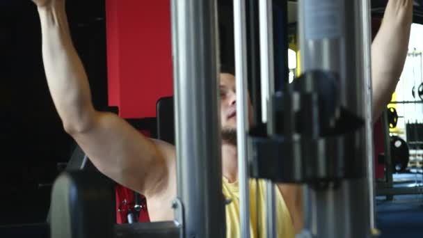 Man omhoog te trekken in een sportschool — Stockvideo