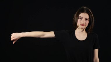 iyi ve kötü belirtileri gösteren genç bir kadın