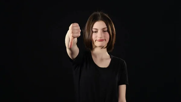 Eine schöne junge Frau lächelt und zeigt Daumen hoch — Stockfoto