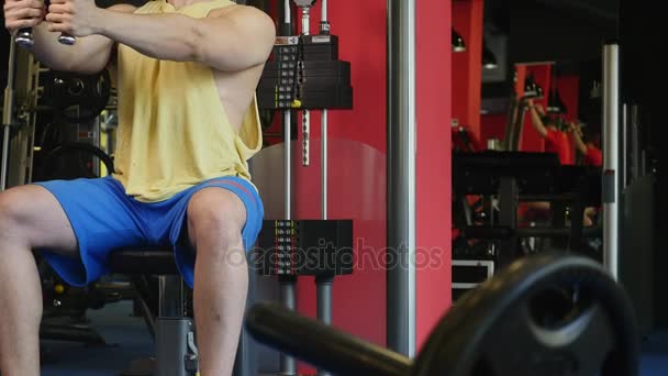 Hombre entrena sus pies en el gimnasio — Vídeo de stock