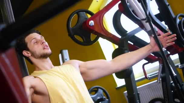 Homme entraîne ses pieds dans la salle de gym — Video
