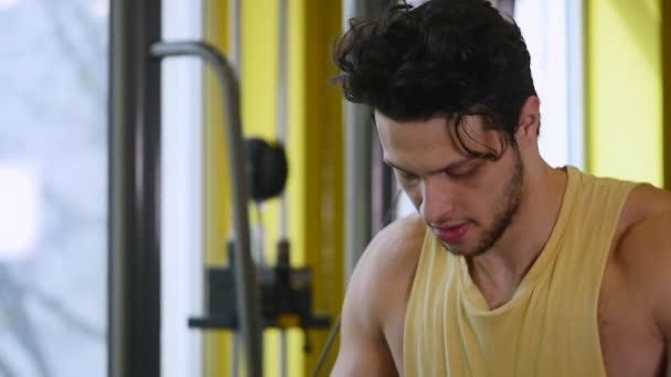 Homme avec entraînement de poids dans le club de sport d'équipement de gymnastique — Video