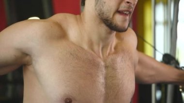 Eller yukarı pompalama spor salonunda vücut geliştirmeci adam yakın çekim