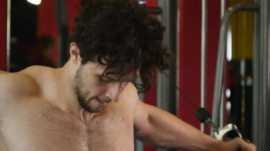 Eller yukarı pompalama spor salonunda vücut geliştirmeci adam yakın çekim