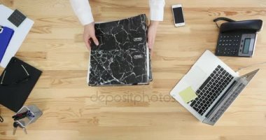 adam belgeleri en iyi manzaralı bir klasörle alır