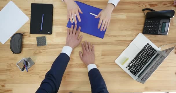 Üzletember szerződéskötés az asztal és a papírmunka, a háttér, felülnézet — Stock videók