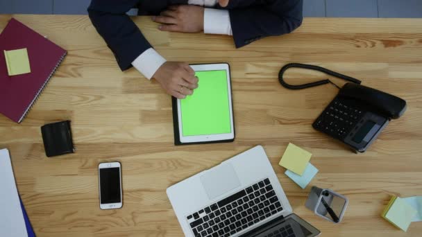 Tampilan atas orang yang bekerja pada laptop dan tablet dan telepon pintar dengan layar hijau kosong sentuh di atas meja — Stok Video