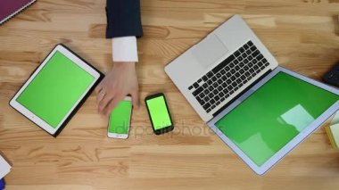 dizüstü laptop, tablet ve akıllı telefon ofis - yeşil ekran tablo