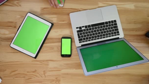 Ноутбук, планшет і смартфон на столі в офісі - зелений екран — стокове відео