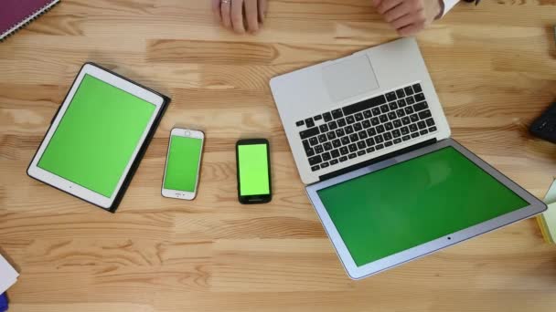 Notebook notebook, tablet a smartphone na stole v kanceláři - zelená obrazovka — Stock video
