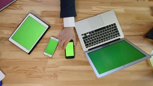 Notebook, tablet e smartphone sul tavolo in ufficio - schermo verde — Video Stock