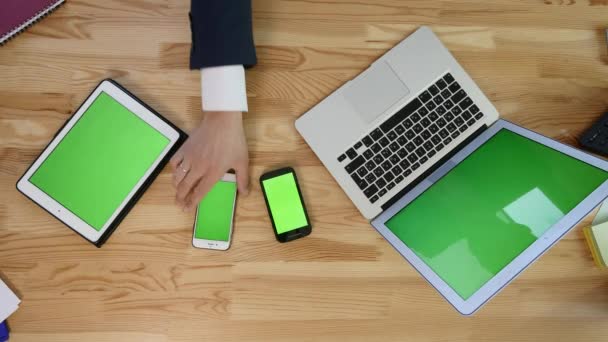 Notebook laptop, tablet e smartphone na mesa no escritório tela verde — Vídeo de Stock