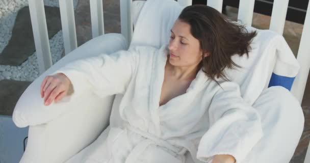 Jovem senhora relaxante na cadeira de massagem — Vídeo de Stock