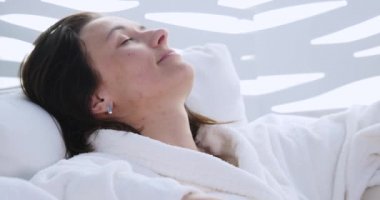 Masaj koltuğu spa salonu ve yawns yatan genç kadın