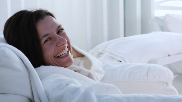 Jovem sorridente senhora relaxante na cadeira de massagem — Vídeo de Stock