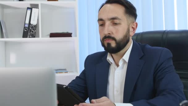 Бізнесмен використовувати планшетний ПК в офісі — стокове відео
