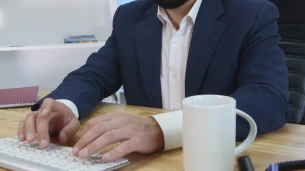 Бизнесмен документов и работает над ноутбуком. Кофе с напитками — стоковое видео