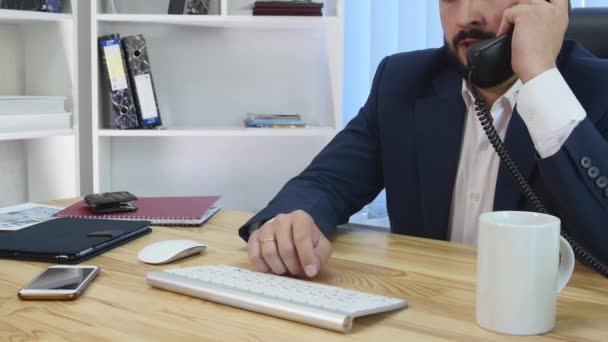 Genç işadamı ofiste çalışmalar sırasında baş ağrısına sahip — Stok video