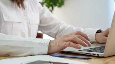 Kadının el tipik dizüstü klavye