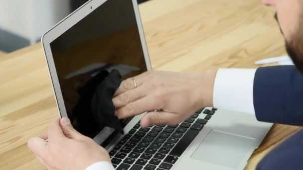 Muž, čištění zaprášené laptop obrazovky tamponem. Detailní záběr. — Stock video