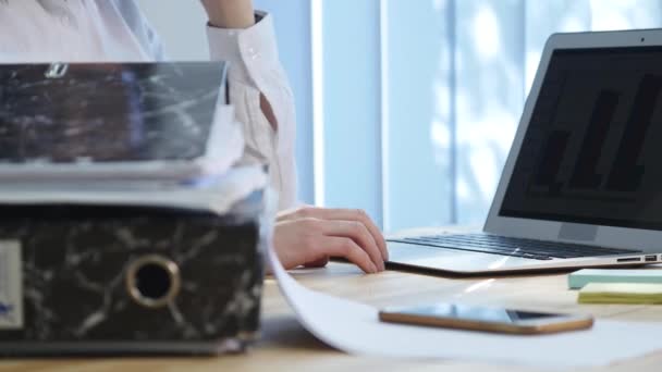 Närbild händerna på ung kvinna använder laptop i office — Stockvideo